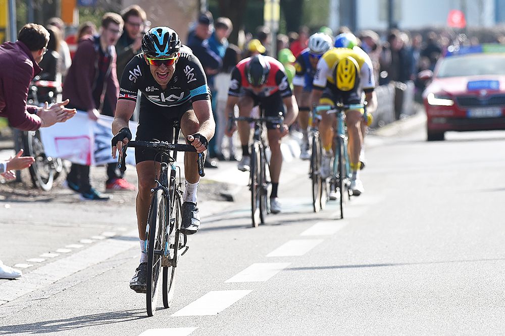 Ian Stannard (Team Sky) tries a late attacks
