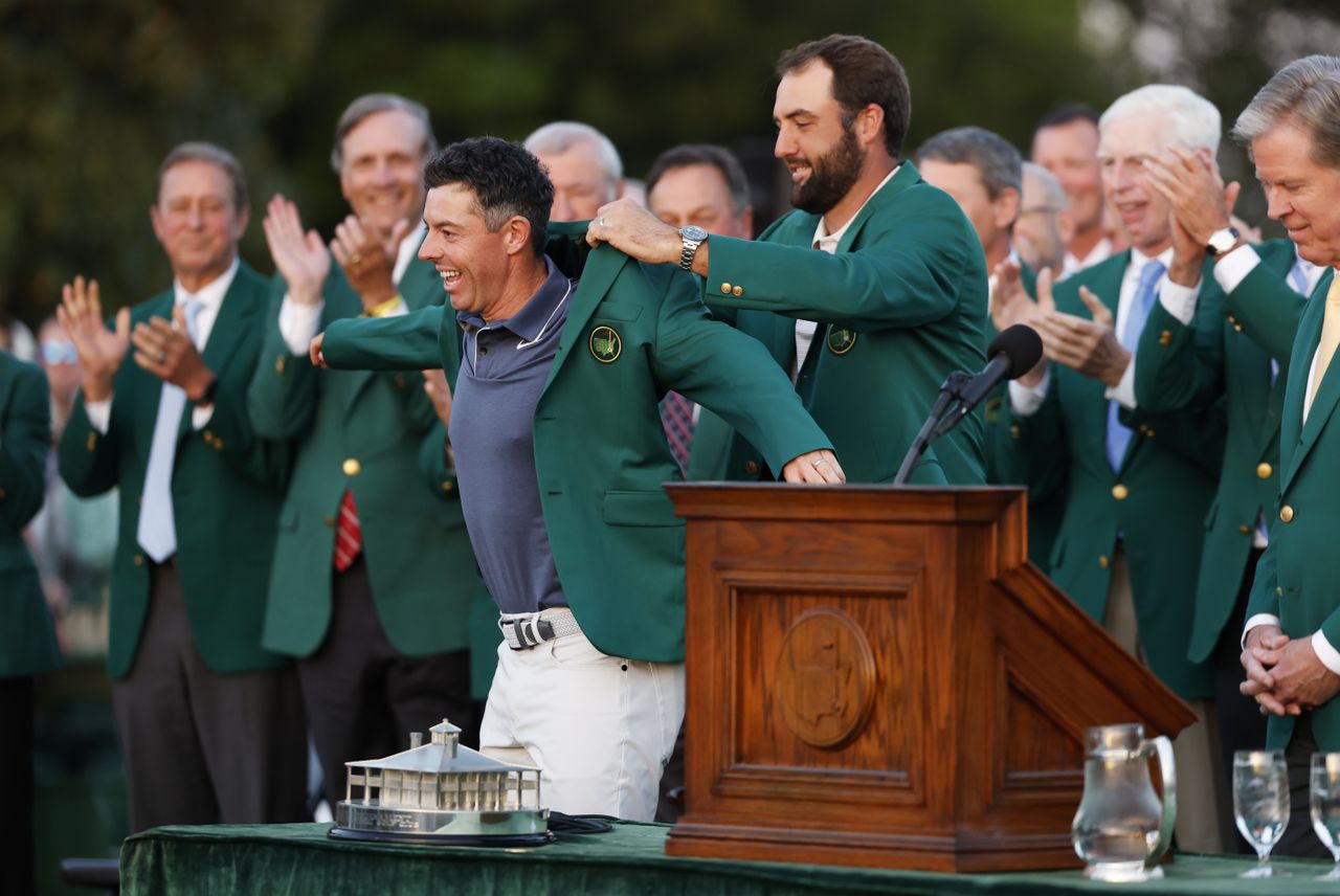 Scottie Scheffler puts the Green Jacket on Rory McIlroy