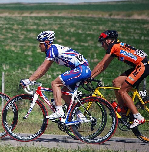 Alexandr Kolobnev (Katusha) rides ahead of Michael Rasmussen (Miche).