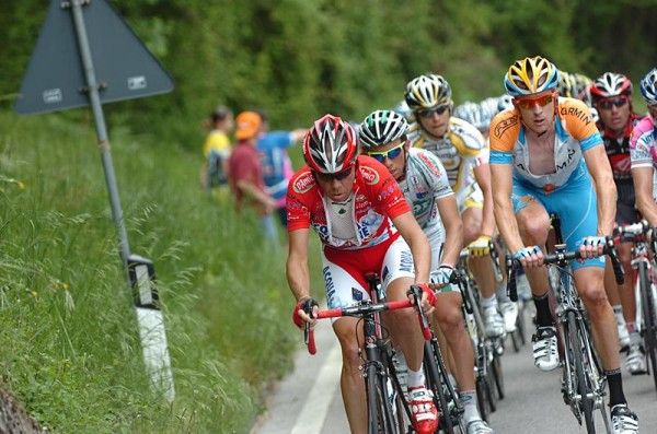 Massimo Codol (Acqua e Sapone) does the work for Stefano Garzelli.