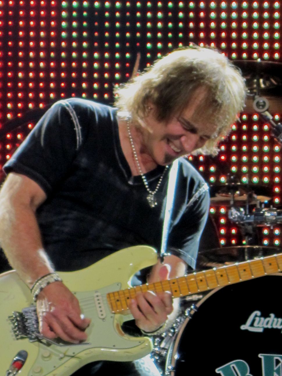 Interview Guitarist Dave Amato Talks Les Pauls, Touring and REO