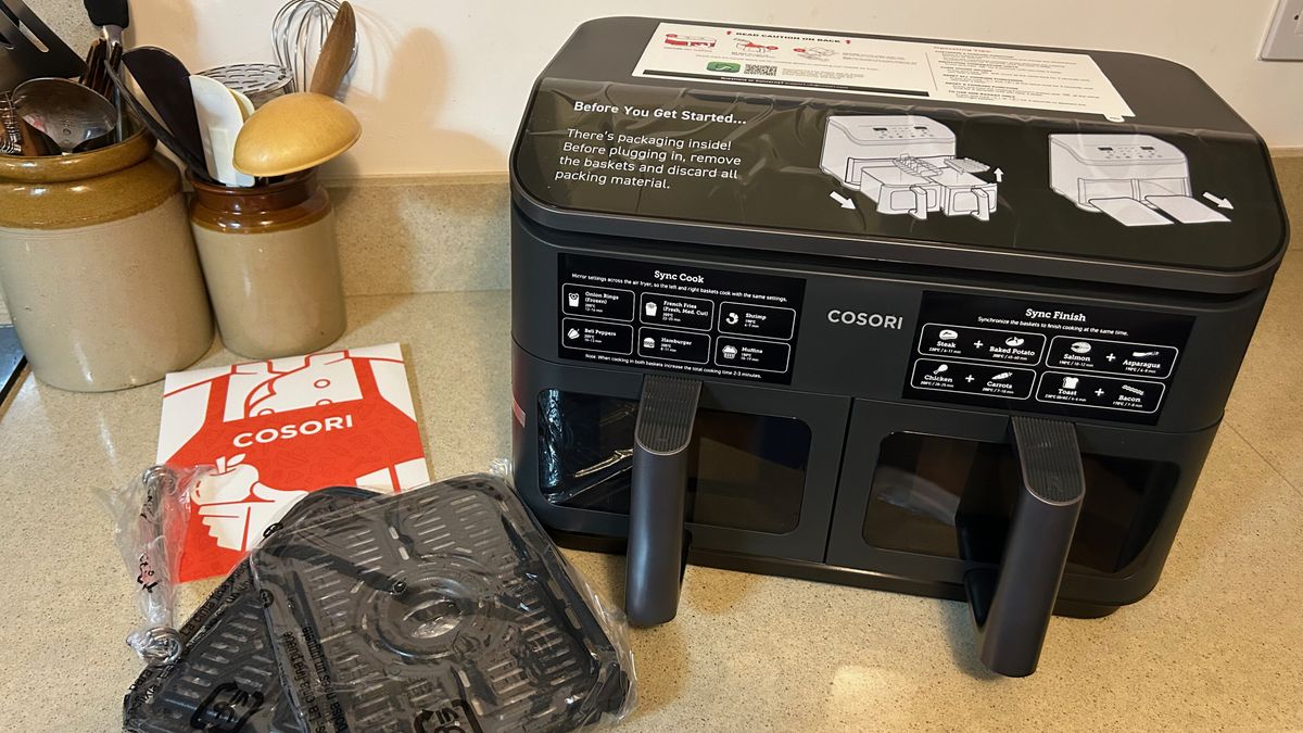 the Cosori dual basket has been unboxed and now we're looking at the set up