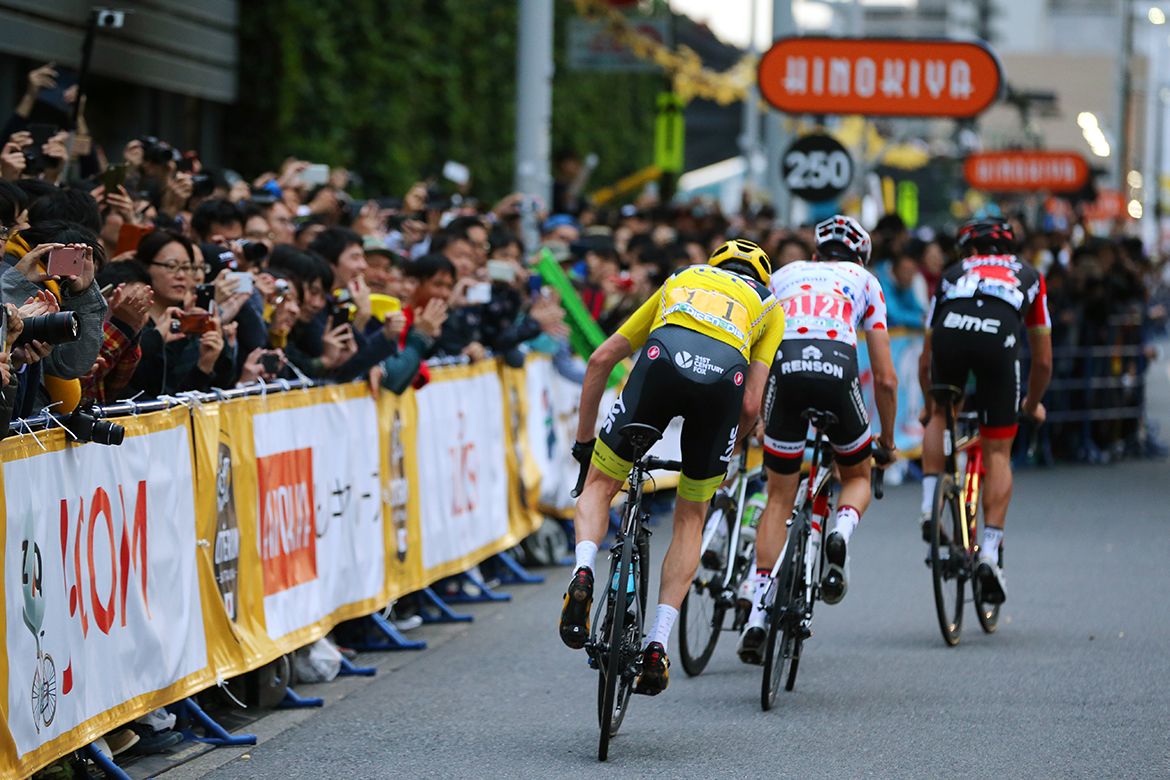 Chris Froome follows Warren Barguil and Greg Van Avermaet in Saitama.
