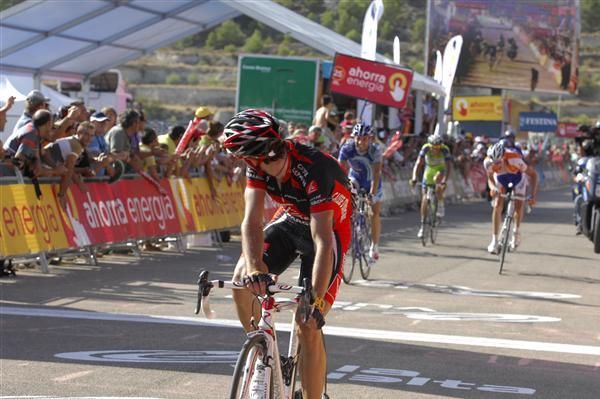 Alejandro Valverde (Caisse d'Epargne) turns to inspect the damage of his final sprint
