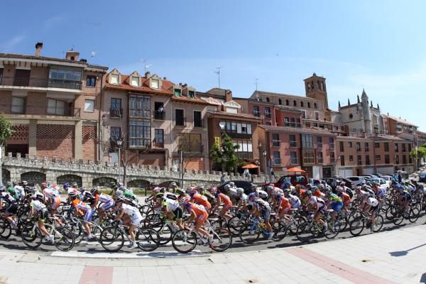 The bunch in the town of Tordesillas during the GP Ciudad de Valladolid World Cup race