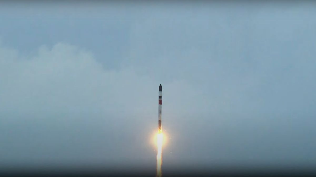 Rocket Lab запускає 4 супутники та дістає ракету-носій з моря
