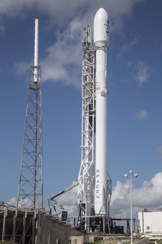 Falcon 9, JCSAT-16 Satellite on the Pad
