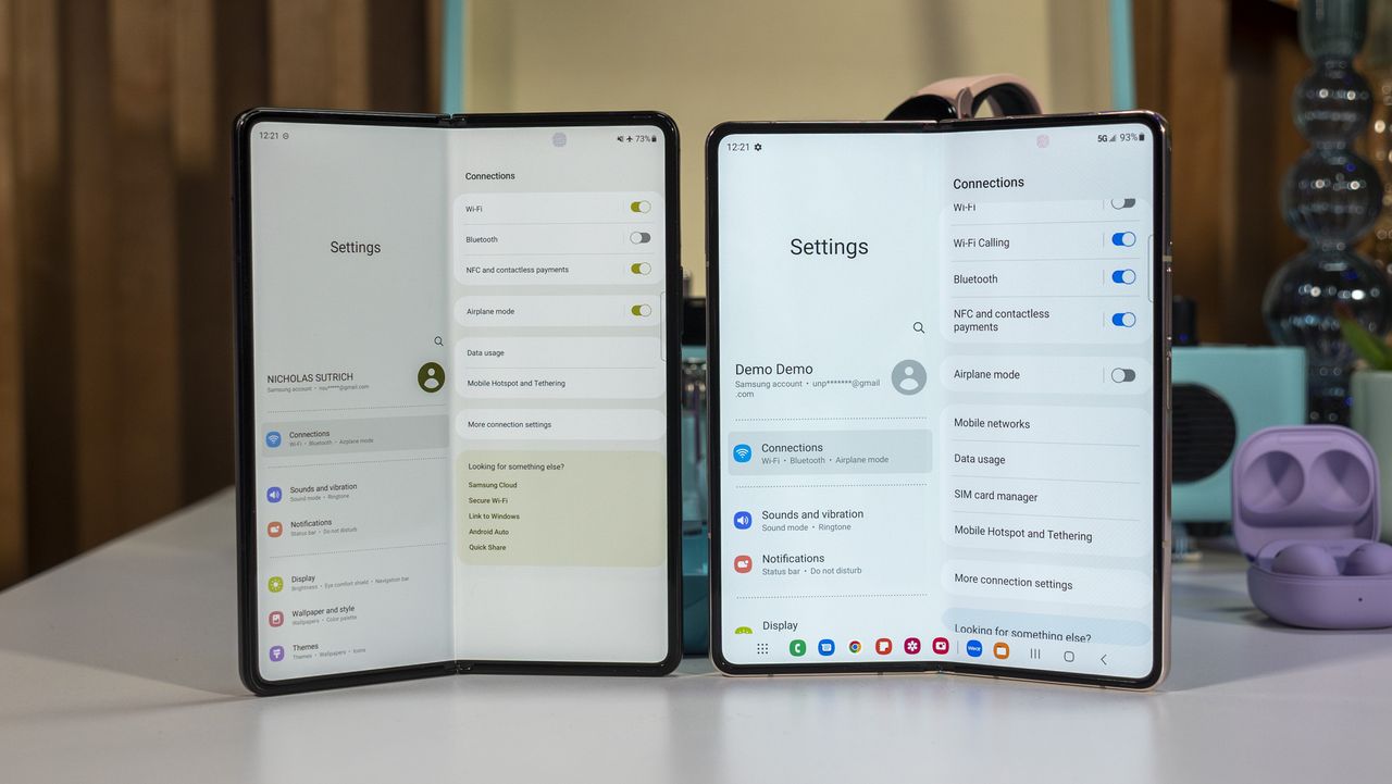Samsung Galaxy Z Fold 3 (black) versus Samsung Galaxy Z Fold 4 (Graygreen)