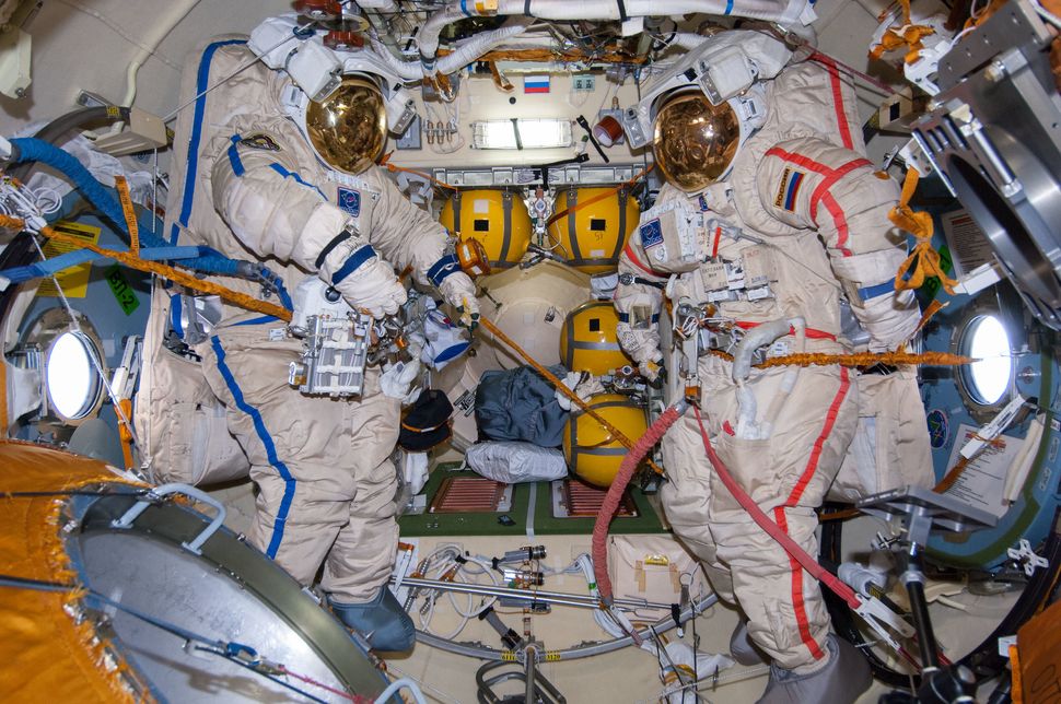 Russia, Space Adventures to fly 2 tourists to space station in 2023. (Spacewalk included!)
