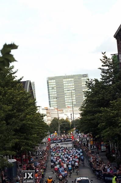 The peloton rides on the streets of Hamburg.