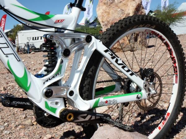 Pivot Cycles again uses a dw-link suspension but in a more gravity-oriented tune for the Phoenix DH.