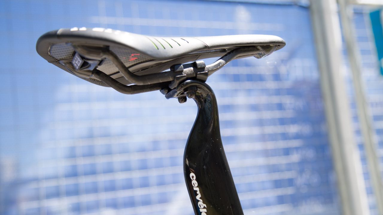 The carbon rails and structure of the Fizik saddle