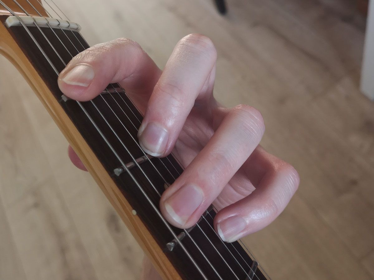 How to play the F chord on guitar