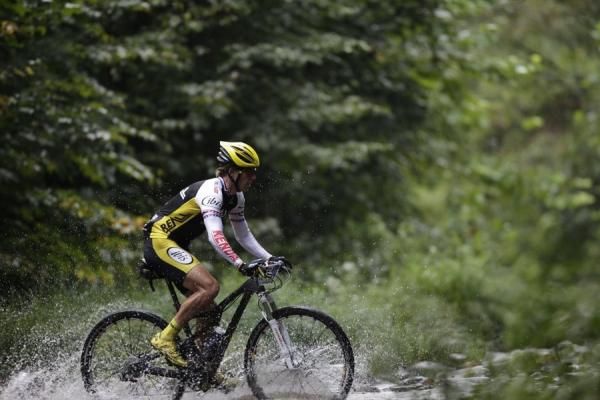 Evan Plews (IBIS-Kenda) seconds behind Jeremiah Bishop (Cannondale Factory Racing) with one climb to go