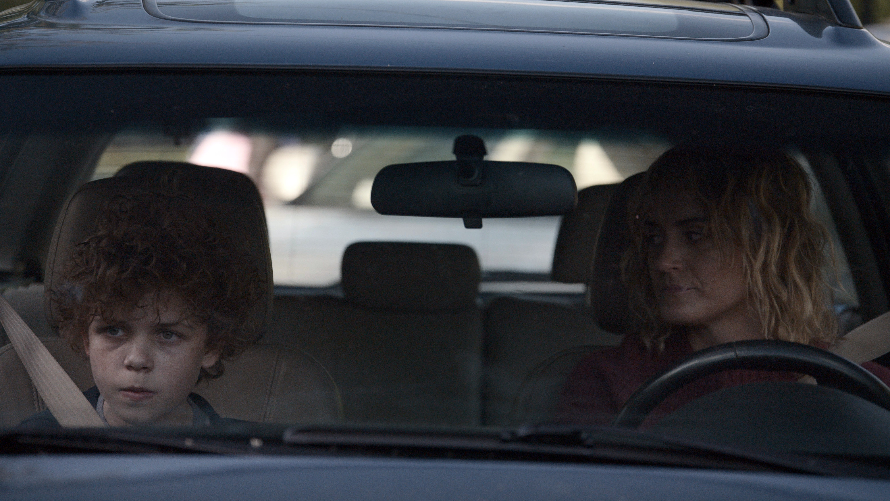 Lacey mira a Edward mientras se sientan en un auto en Dear Edward