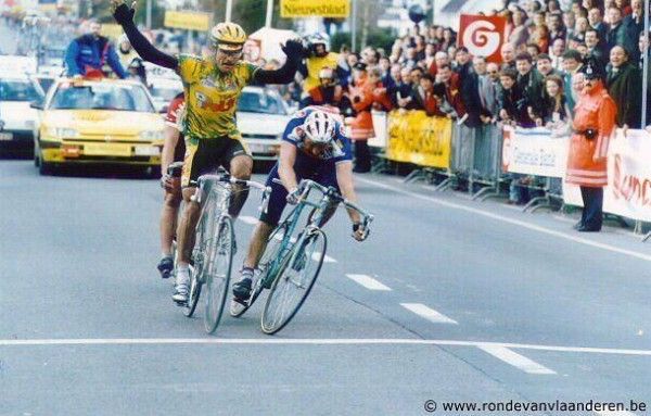 Gianni Bugno (left) nearly is defeated by Johan Musseuw