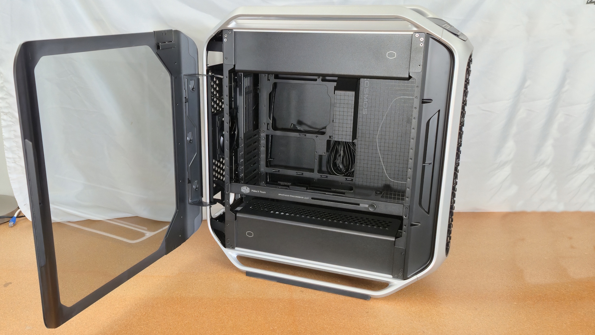 كولر ماستر كوزموس ألفا - بالداخل