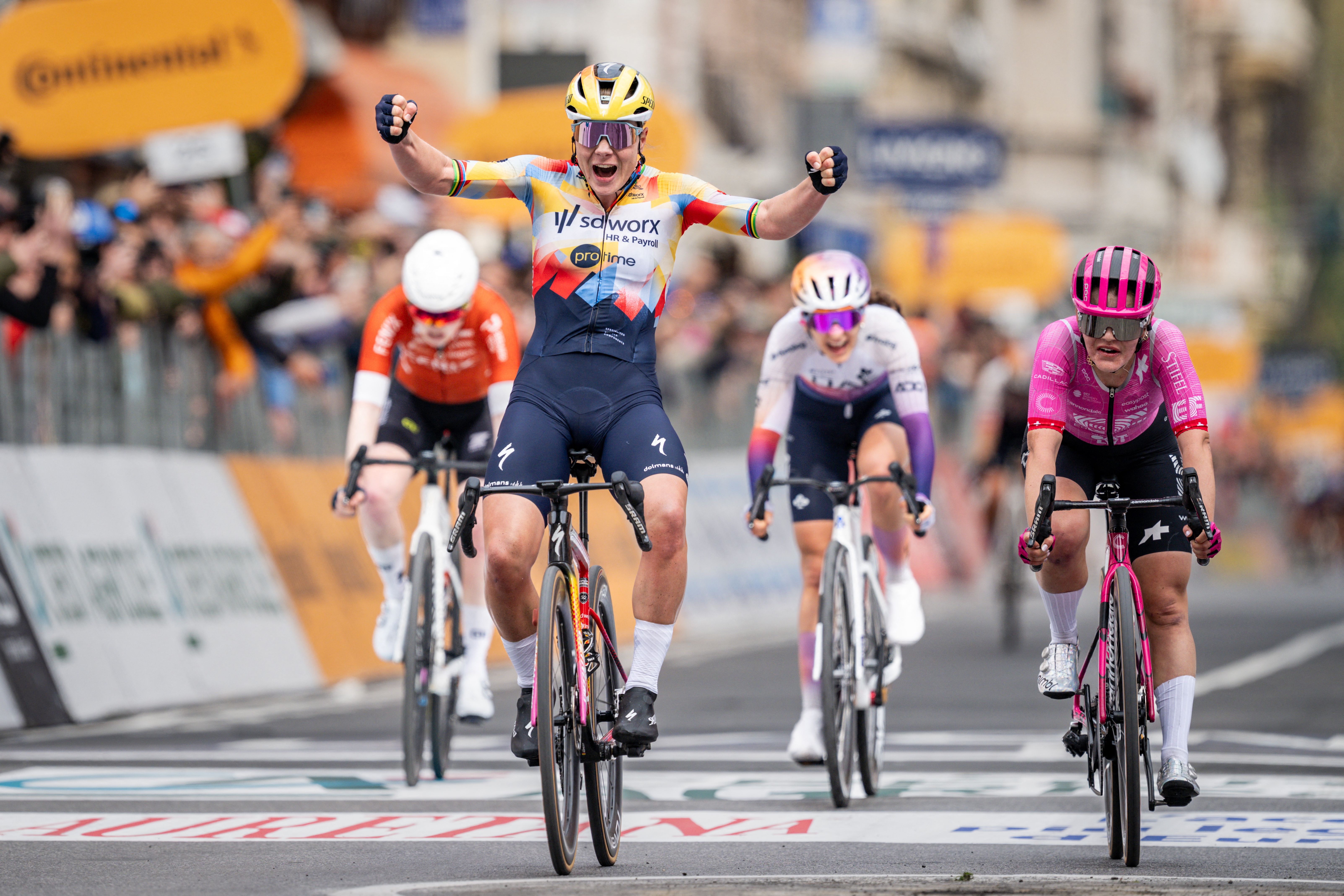 La belga Lotte Kopecky celebra mientras cruza la línea de meta para ganar la carrera ciclista femenina de un día 'Milano-Sanremo', a 298 km de Milán a San Remo, Italia, el sábado 21 de marzo de 2026. BELGA FOTO DAVID PINTENS (Foto de DAVID PINTENS / BELGA MAG / Belga vía AFP)