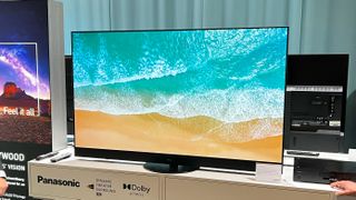 Panasonic LZ1500 TV met een beeld van golven op een strand
