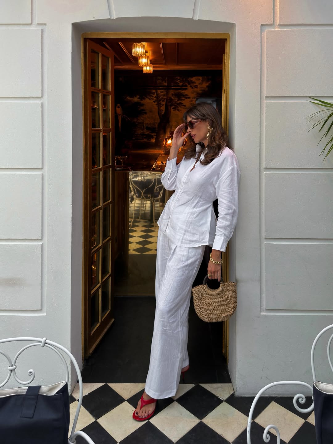 Influencer Julie Sergent Ferreri wearing white tailored linen trousers.