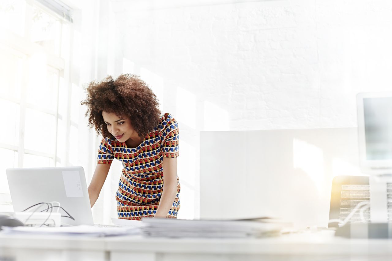 Pension Young business woman working on a laptop