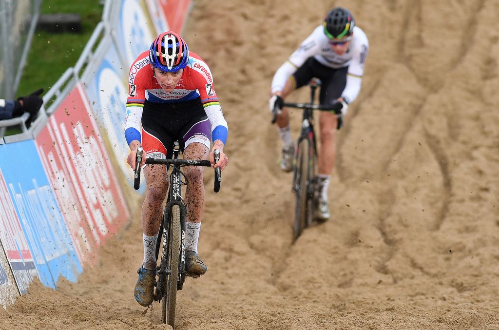 Mathieu van der Poel (Beobank-Corendon) gets in front of Wout Van Aert (Crelan-Vastgoedservice)