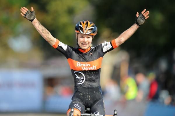 Sanne Van Paassen claims the win in Namur
