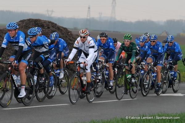 Garmin-Barracuda and Saxo Bank bunched together