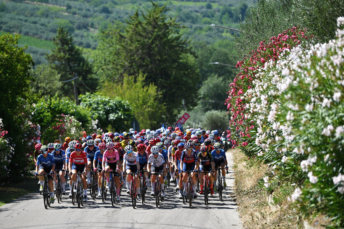 The peloton during stage 7 of the Giro d'Italia Women