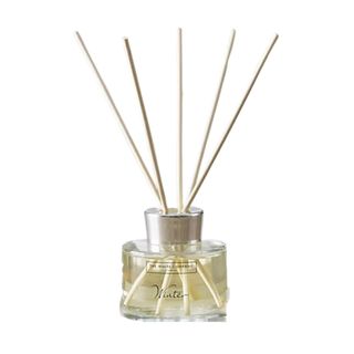 A reed diffusers with wooden reeds