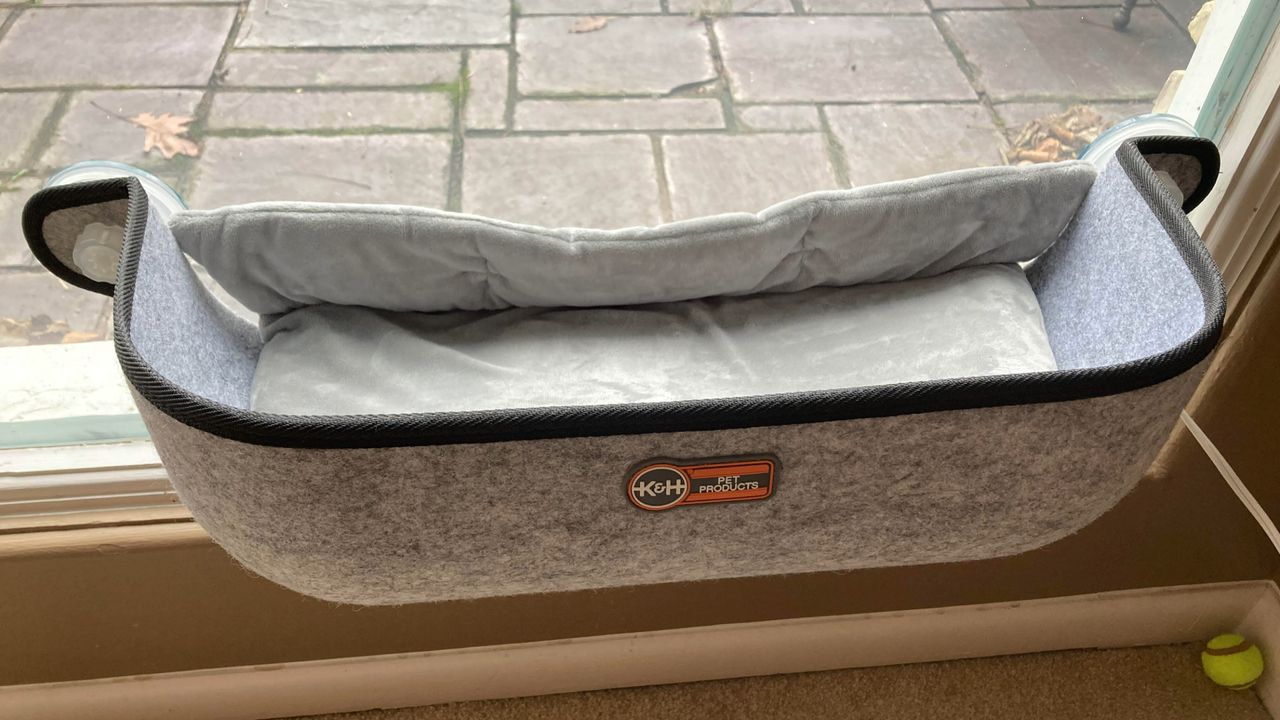 K&amp;H Pet Products EZ Mount Thermo-Kitty Window Cat Bed, one of the best heated pet beds