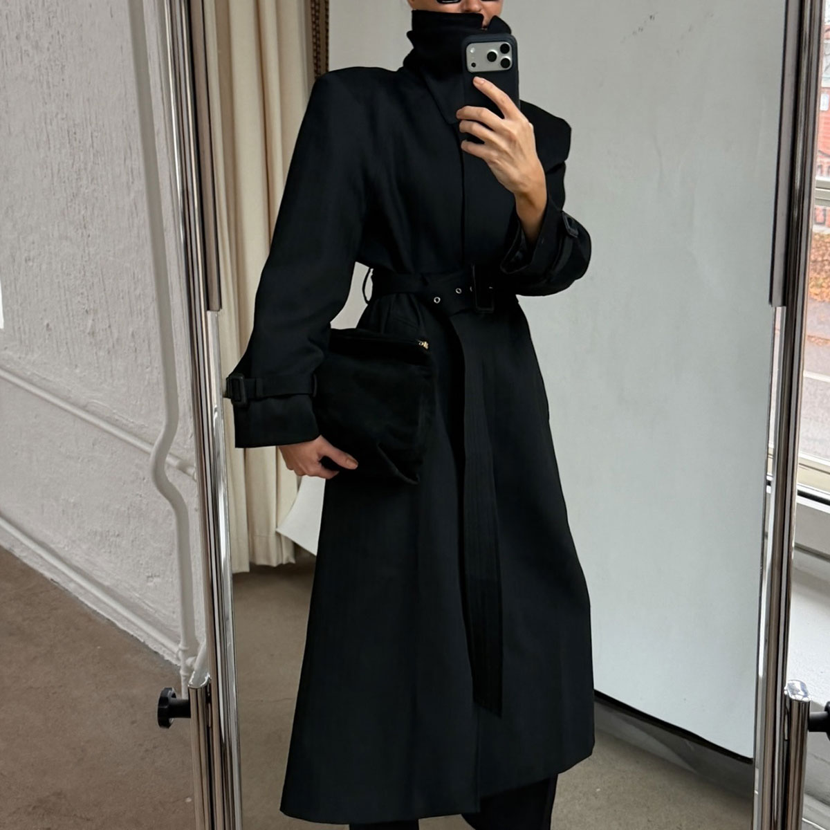 @johannapiispa black trench coat outfit selfie