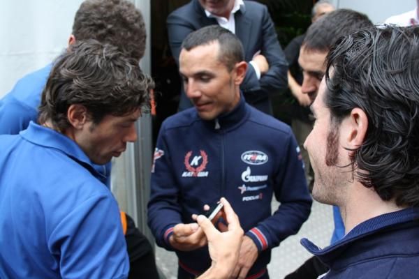 Joaquim Rodriguez shows Oscar Freire his new mobile phone