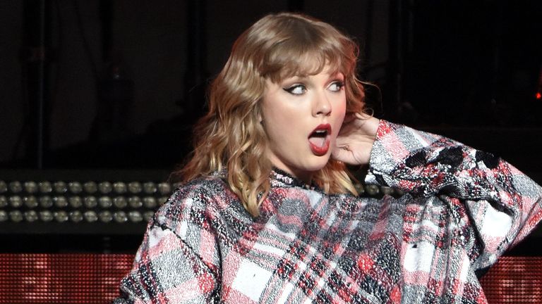 Performance, Singing, Nose, Performing arts, Blond, Lip, Singer, Design, Plaid, Event,