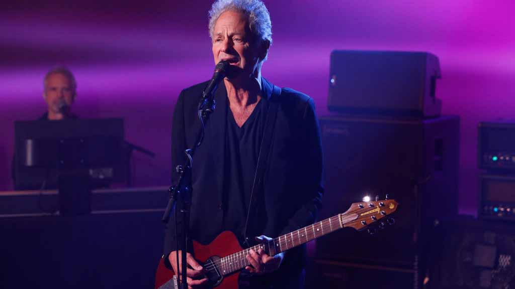 Lindsey Buckingham performs live