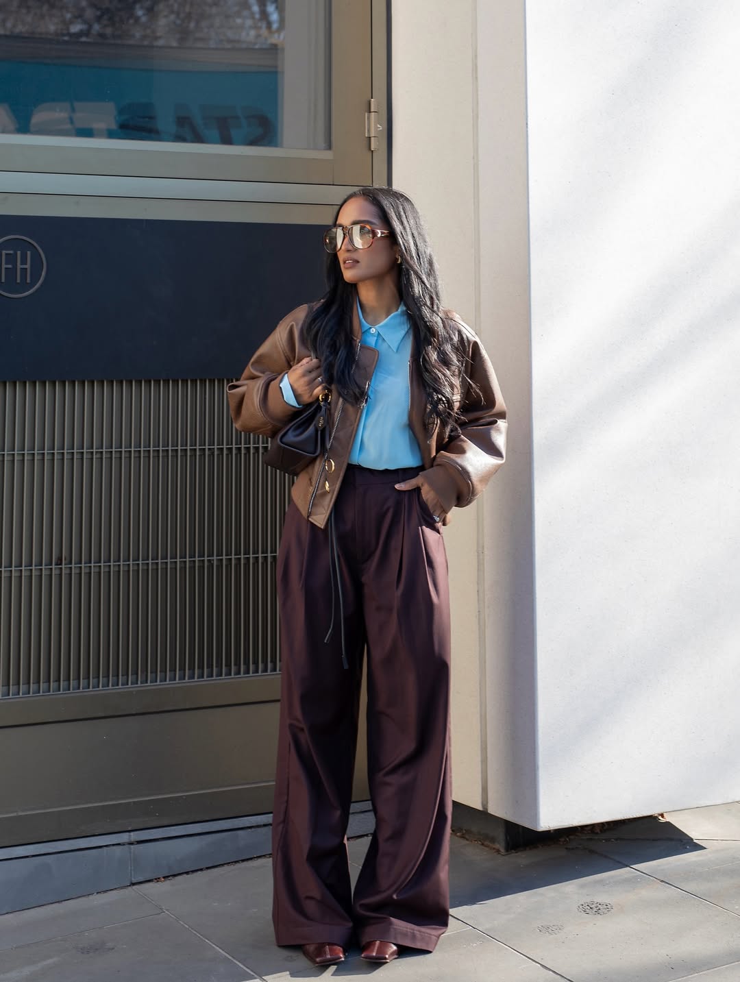 Div wearing wide-leg trousers