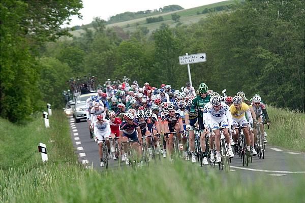FDJ-BigMat sets tempo in the peloton.