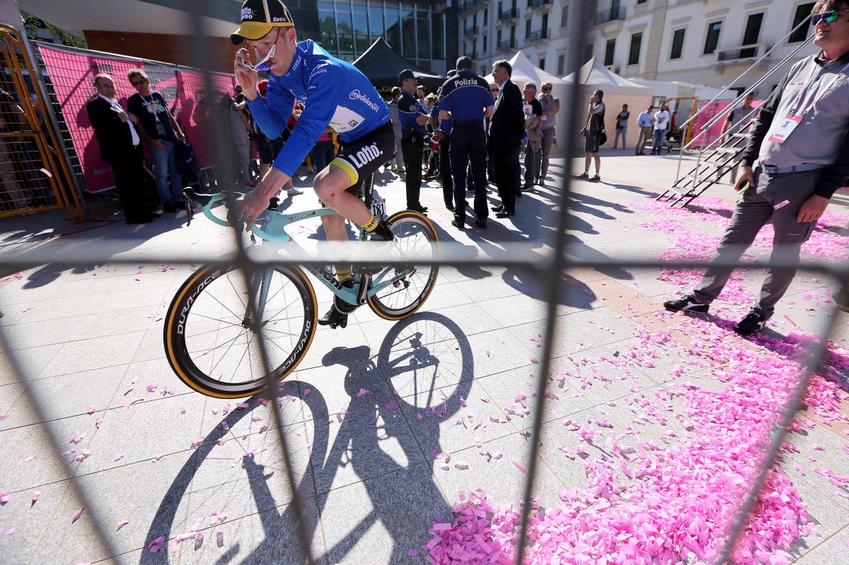 Steven Kruijswijk (LottoNL-Jumbo) keeps the mountains jersey
