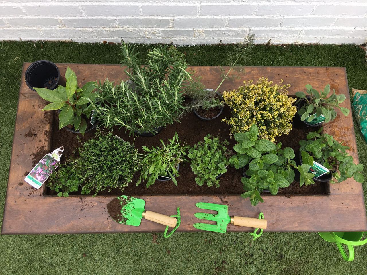 Mud kitchen ideas: 20 fun and creative ways to keep little ones busy ...