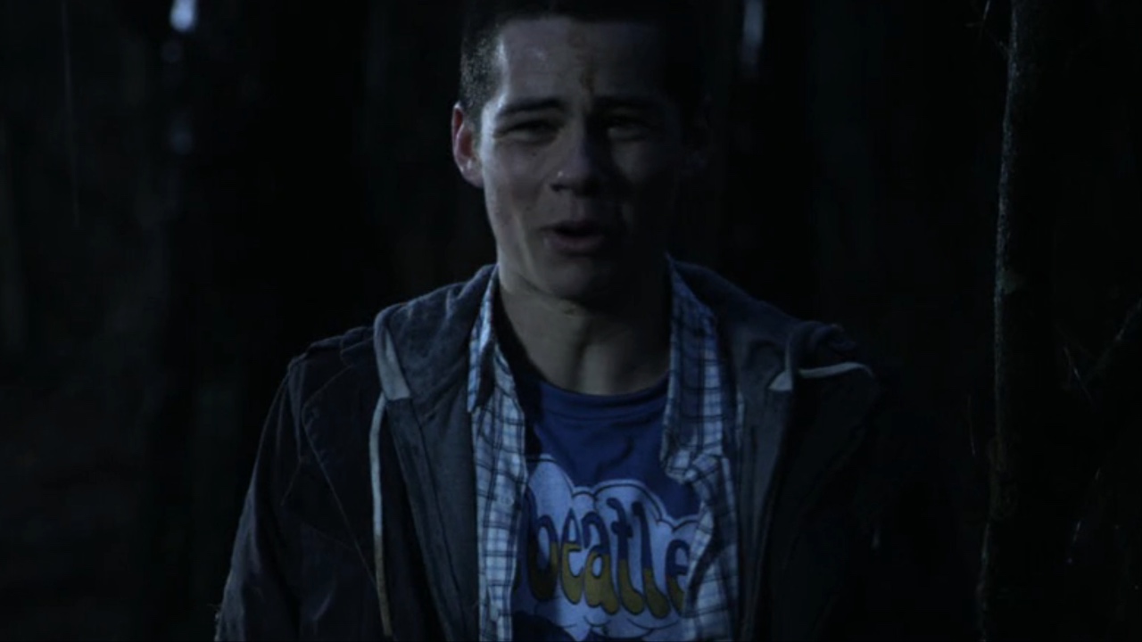 Dylan O'Brien wearing a Beatles t-shirt as Stiles in Teen Wolf Season 1x01