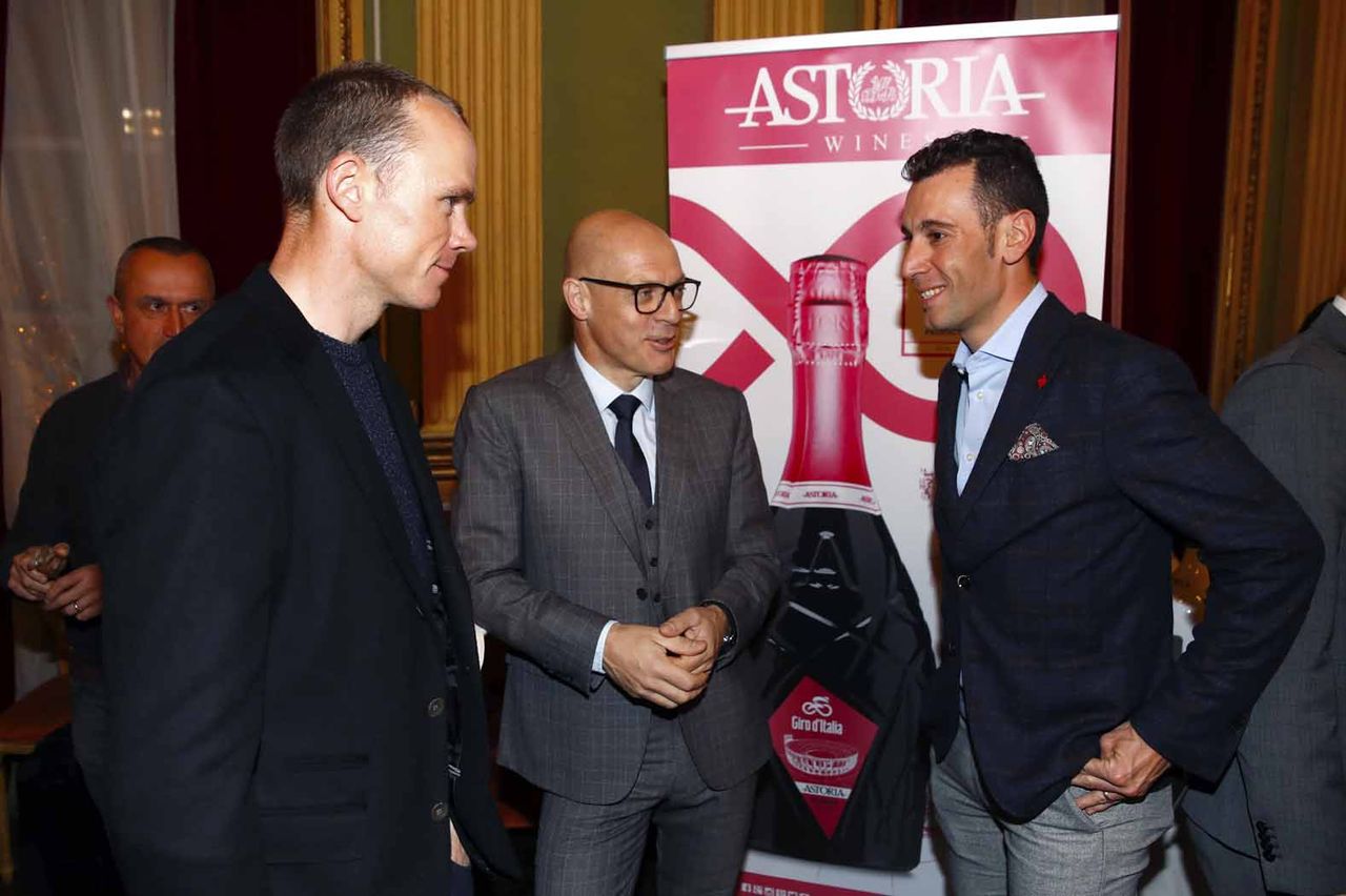 Vincenzo Nibali talks with Chris Froome and Dave Brailsford.