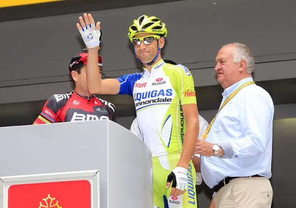 Vicenzo Nibali waves to the crowd