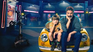 Reklamebilde for Vi fikser verden på Netflix, der de to hovedpersonene sitter på en gul bil og later til å kjede seg.