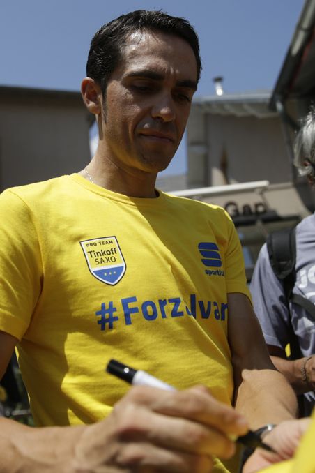 Alberto Contador (Tinkoff - Saxo) meets his fan