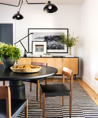 Black and white rug, black round table