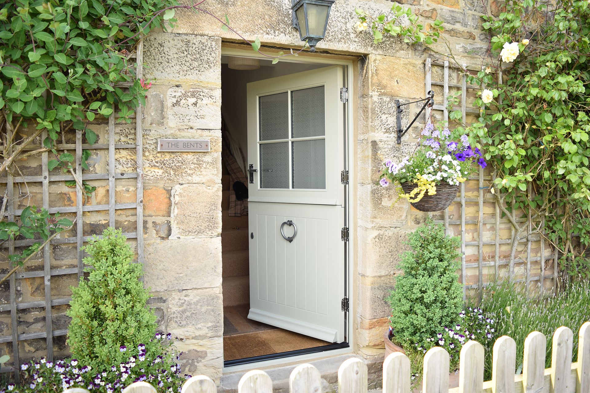 Cottage front door ideas 10 ways to create a warm Homes
