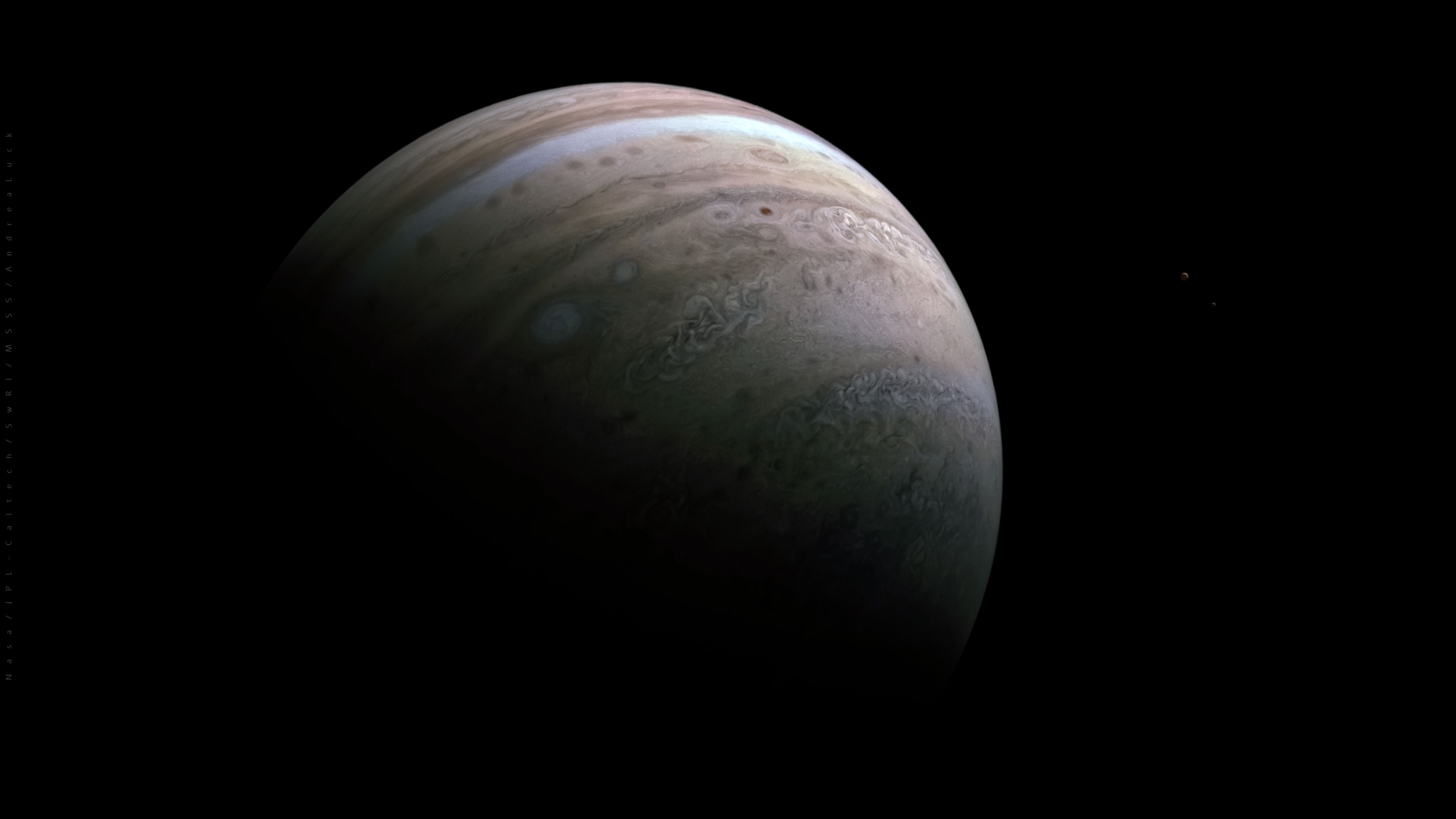 La vista completa de Júpiter, Io y Europa tomada por la nave espacial Juno el 12 de enero de 2022.