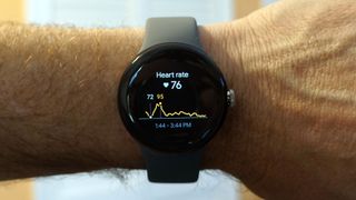 Google Pixel Watch visar hjärtfrekvensmätning på urtavlan.