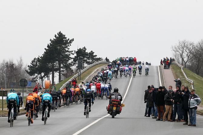 Cross winds begin to shatter the peloton
