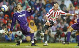 Fran Yeste takes a shot for Athletic Club against Austria Vienna in 2005.